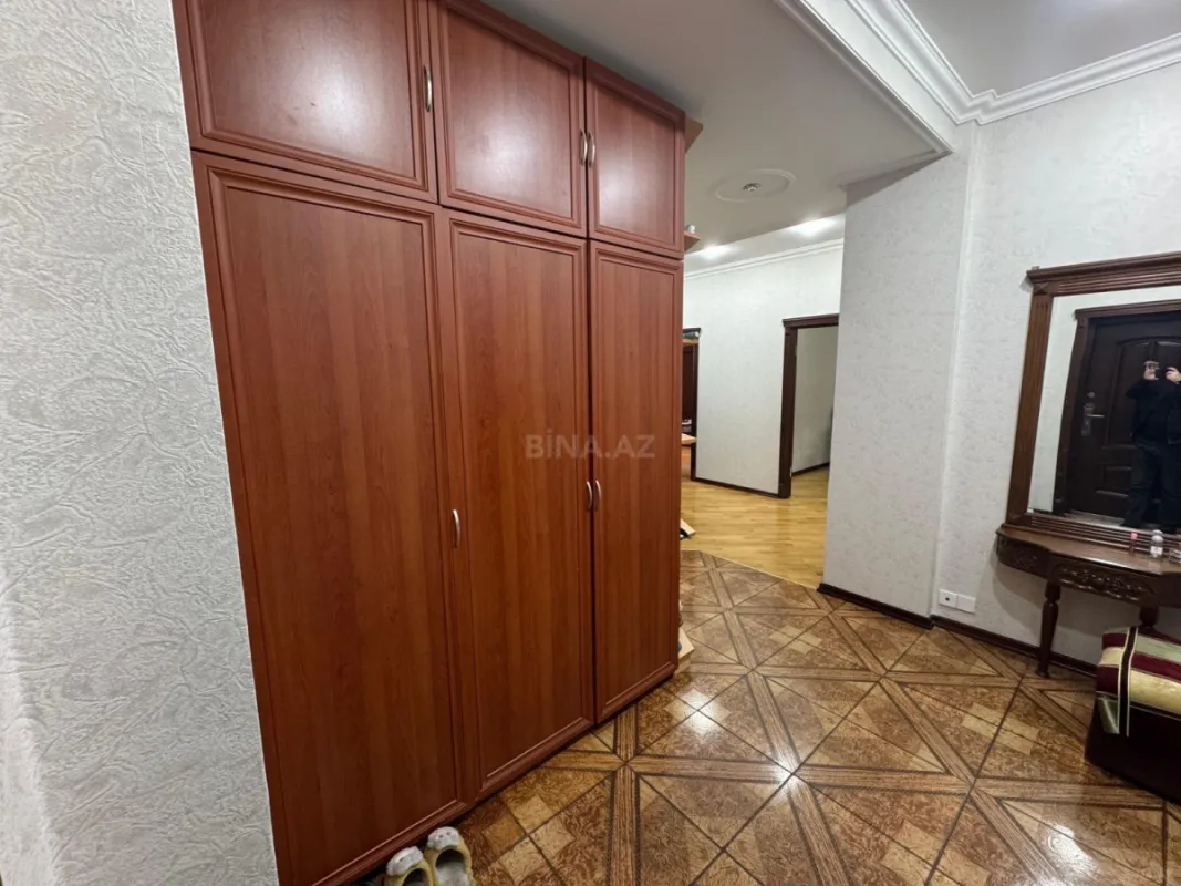 Satılır 4 otaqlı mənzil 130 m²