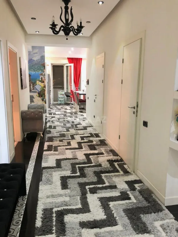 Kirayə verilir 4 otaqlı mənzil 200 m²