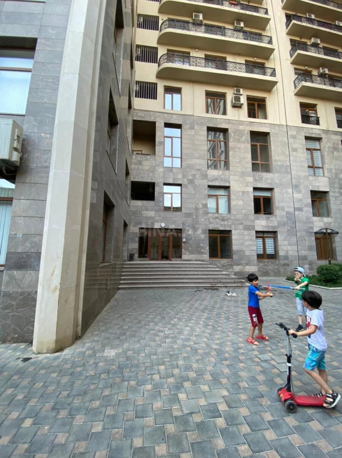 Kirayə verilir 3 otaqlı mənzil 180 m²