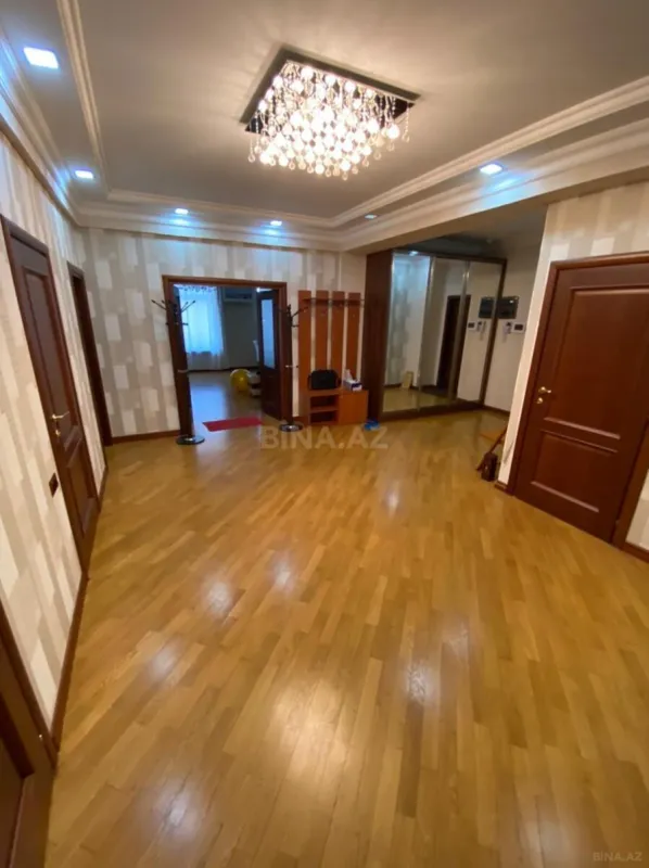 Kirayə verilir 3 otaqlı mənzil 180 m²