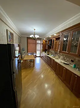 Kirayə verilir 3 otaqlı mənzil 180 m²