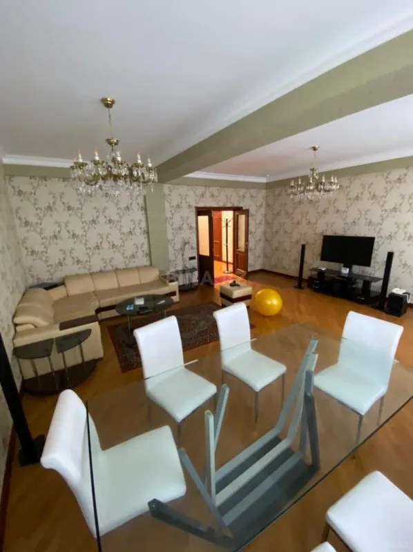 Kirayə verilir 3 otaqlı mənzil 180 m²
