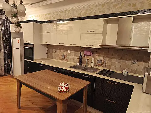 Kirayə verilir 3 otaqlı mənzil 150 m²