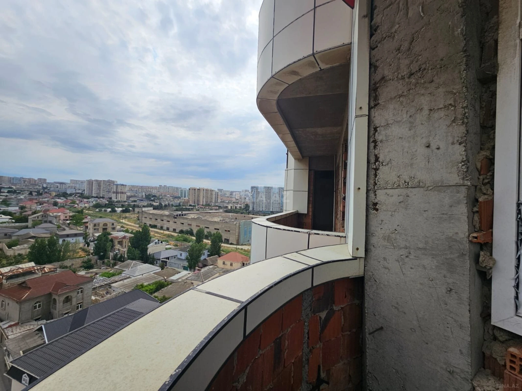 Satılır 3 otaqlı mənzil 135 m²