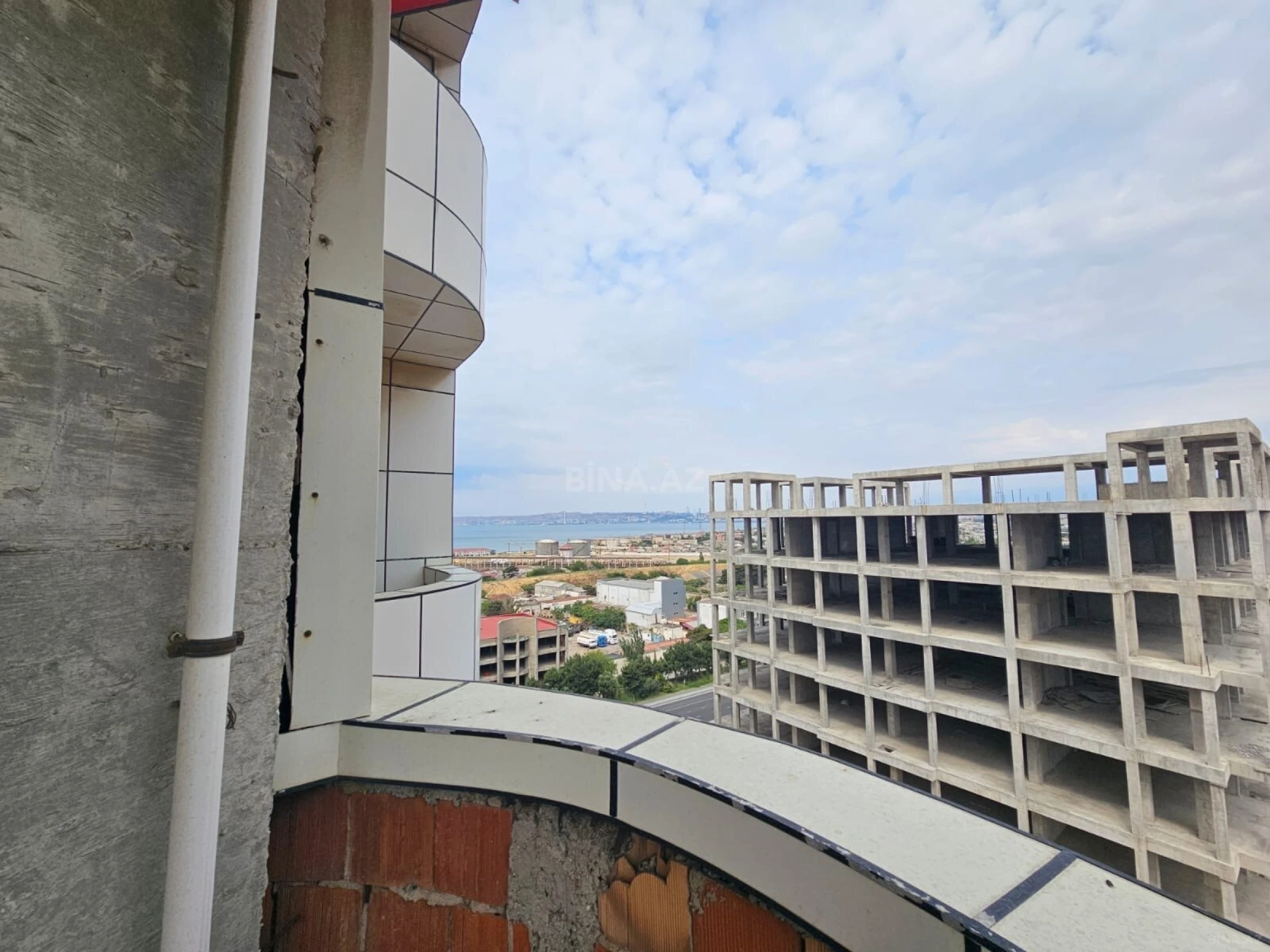 Satılır 3 otaqlı mənzil 135 m²