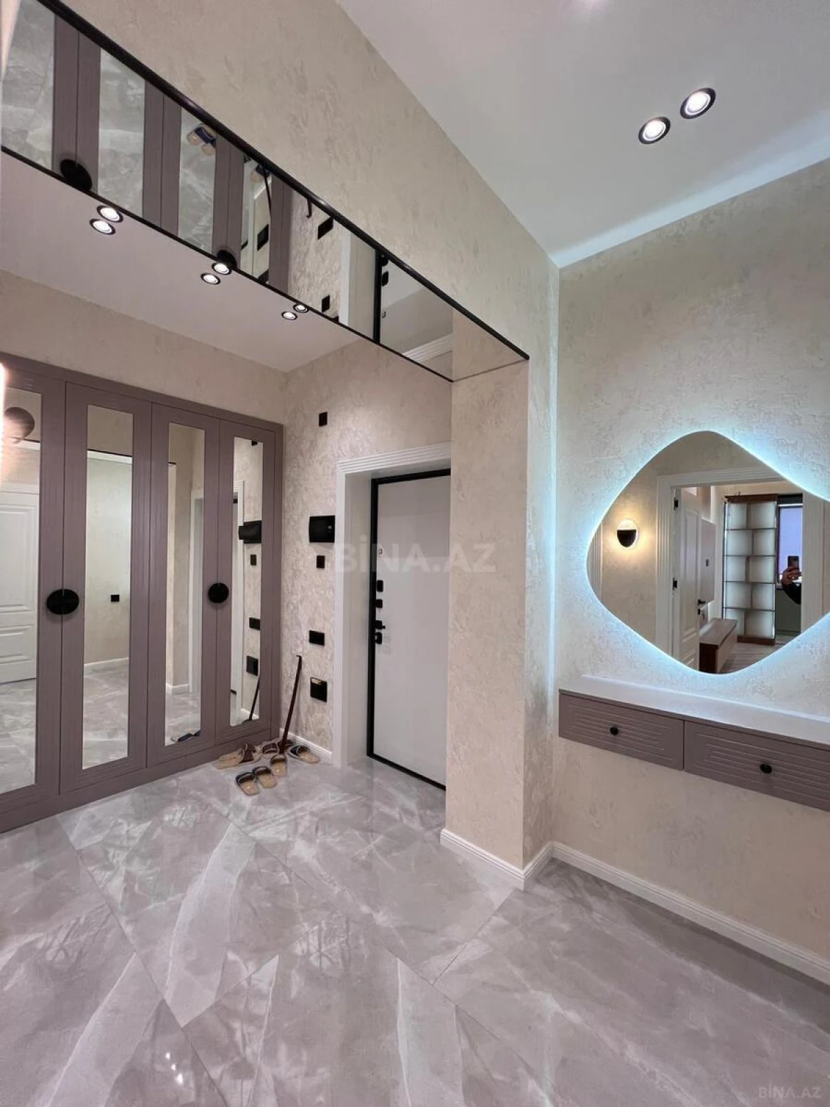 Satılır 2 otaqlı mənzil 67 m²