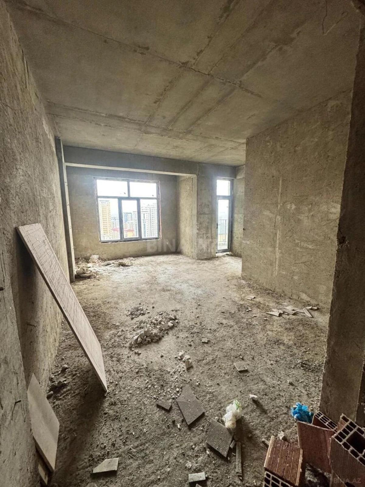 Satılır 4 otaqlı mənzil 176 m²