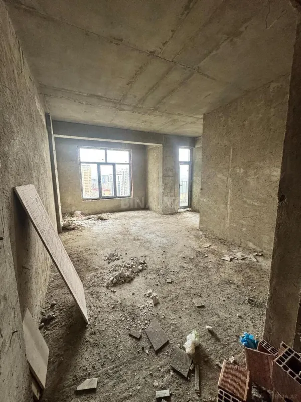 Satılır 4 otaqlı mənzil 176 m²