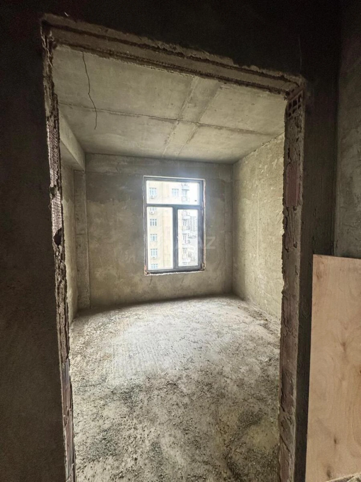 Satılır 4 otaqlı mənzil 176 m²