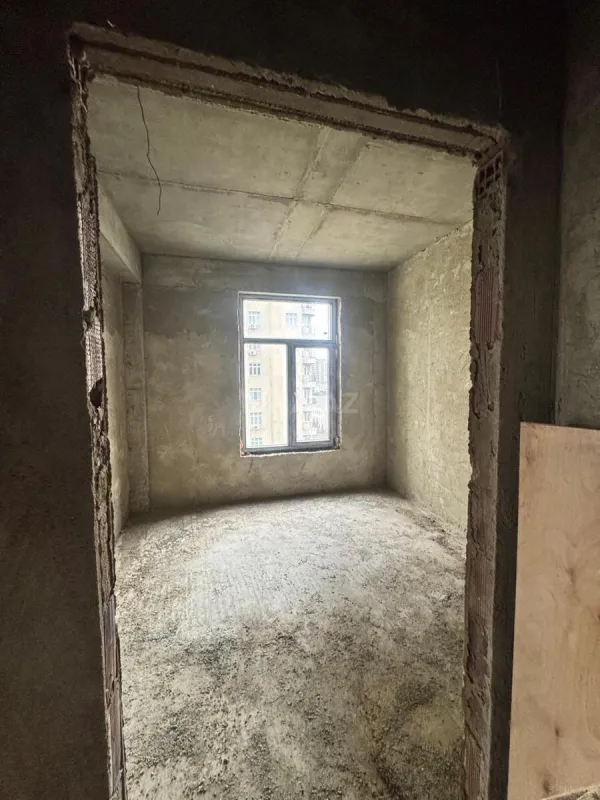 Satılır 4 otaqlı mənzil 176 m²