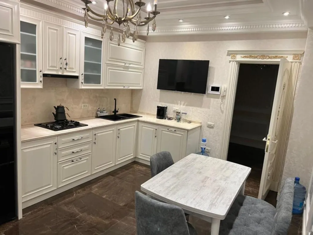 Kirayə verilir 4 otaqlı mənzil 160 m²