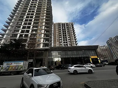 Satılır 4 otaqlı mənzil 182 m²