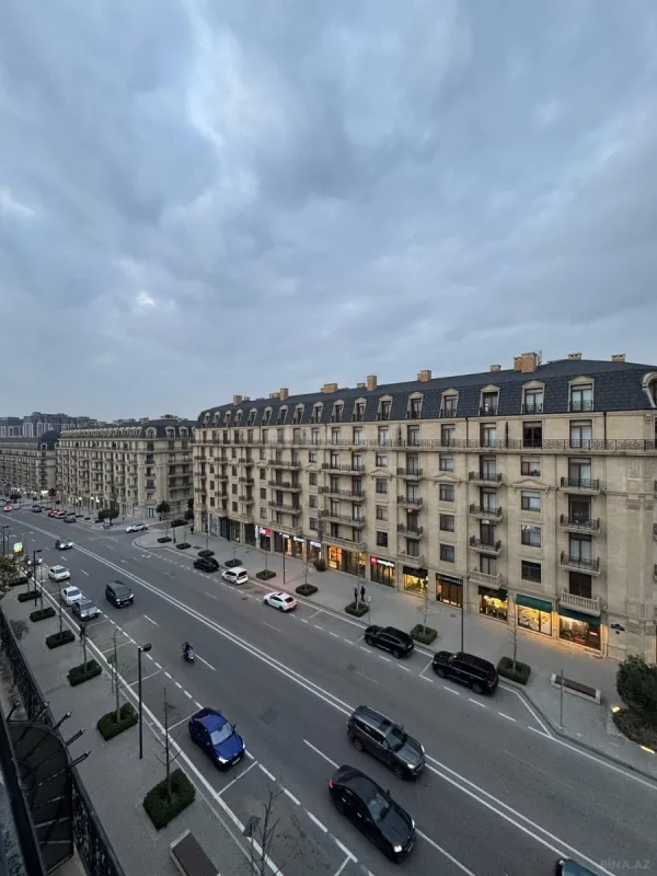 Satılır 4 otaqlı mənzil 157 m²