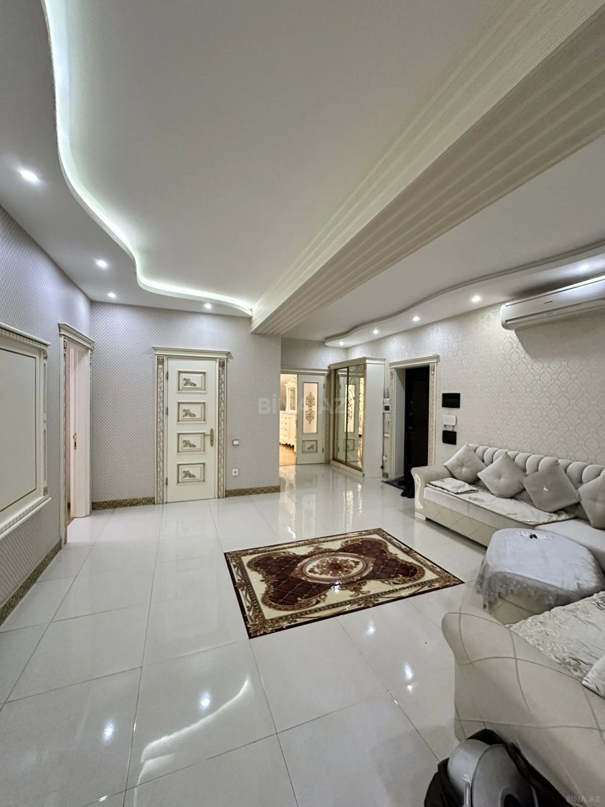 Satılır 3 otaqlı mənzil 155 m²