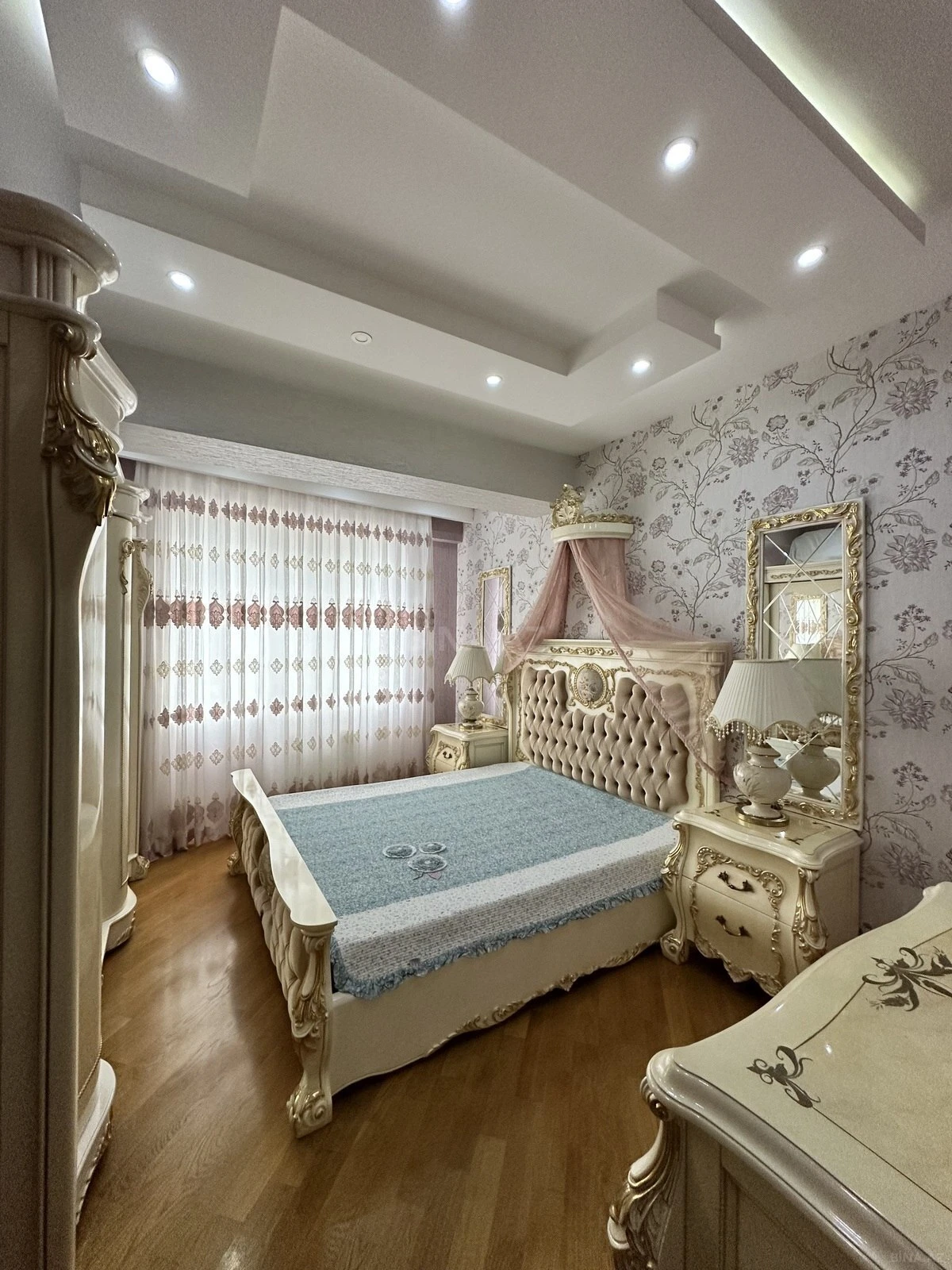 Satılır 3 otaqlı mənzil 155 m²