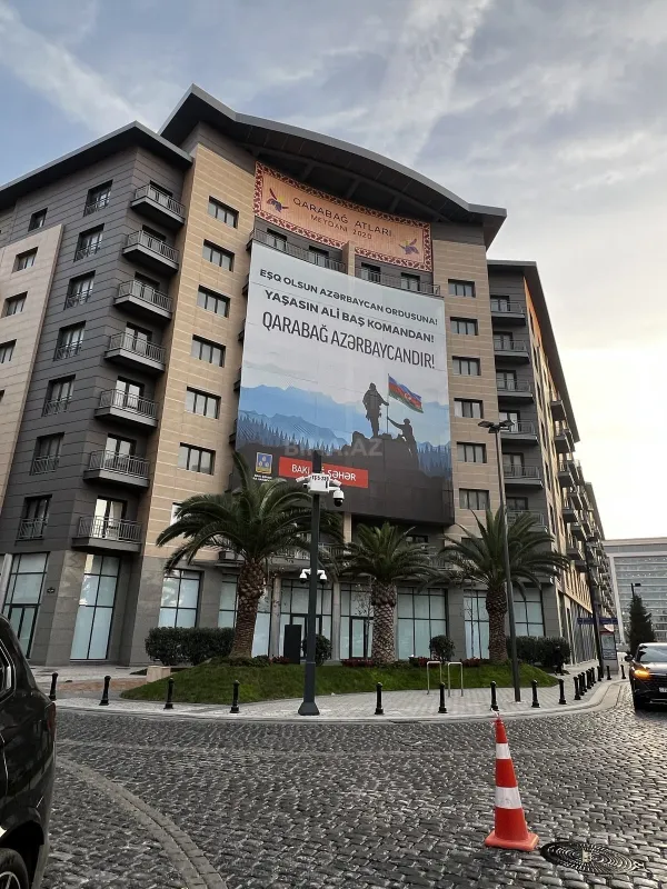 Satılır 3 otaqlı mənzil 131 m²