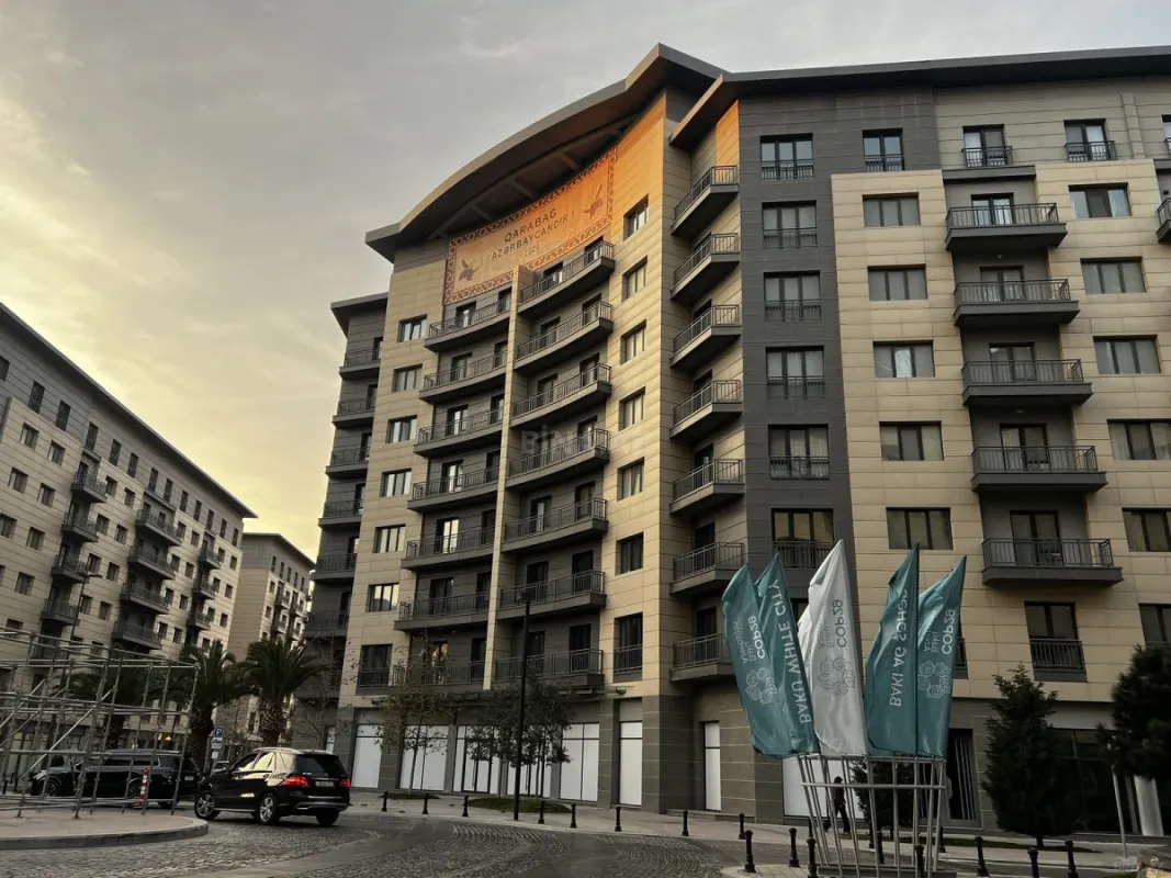 Satılır 3 otaqlı mənzil 131 m²