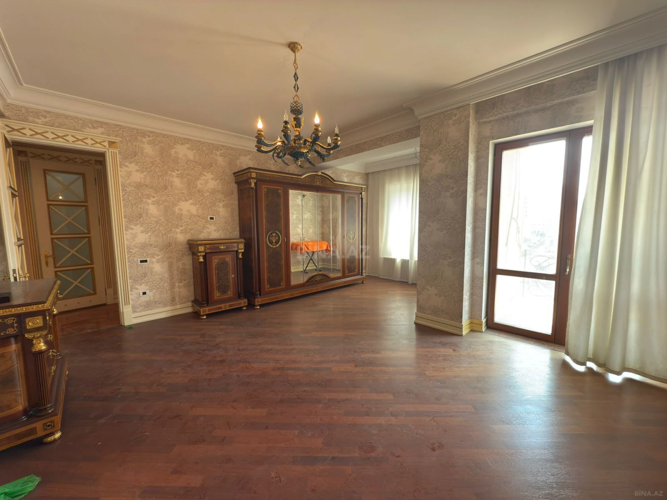 Satılır 4 otaqlı mənzil 250 m²