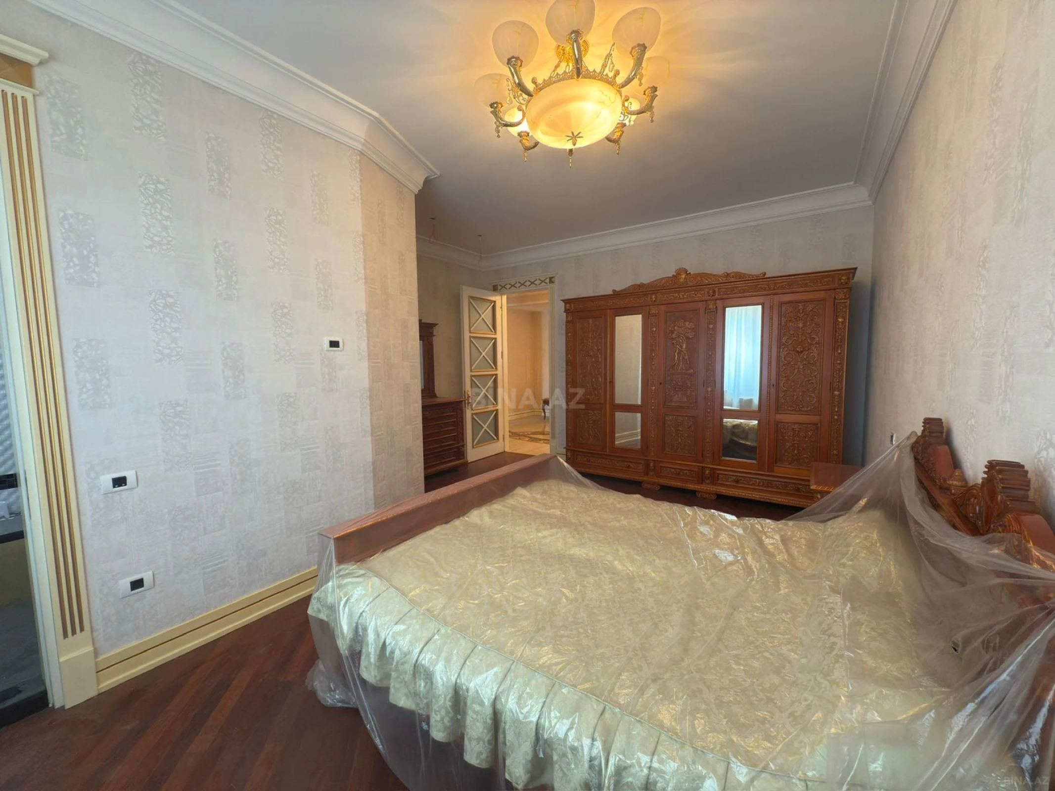 Satılır 4 otaqlı mənzil 250 m²
