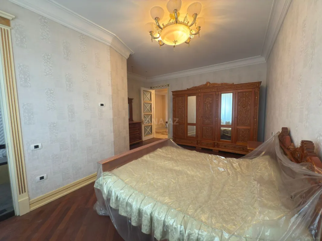 Satılır 4 otaqlı mənzil 250 m²