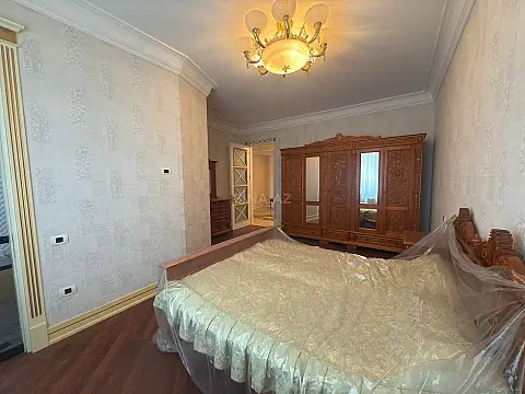 Satılır 4 otaqlı mənzil 250 m²