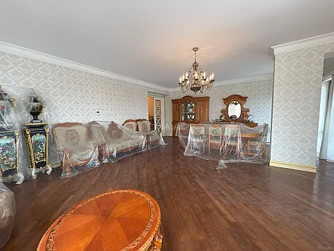 Satılır 4 otaqlı mənzil 250 m²