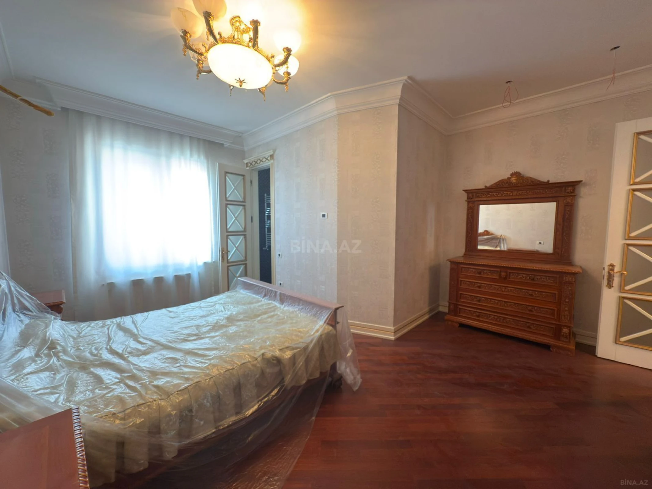 Satılır 4 otaqlı mənzil 250 m²