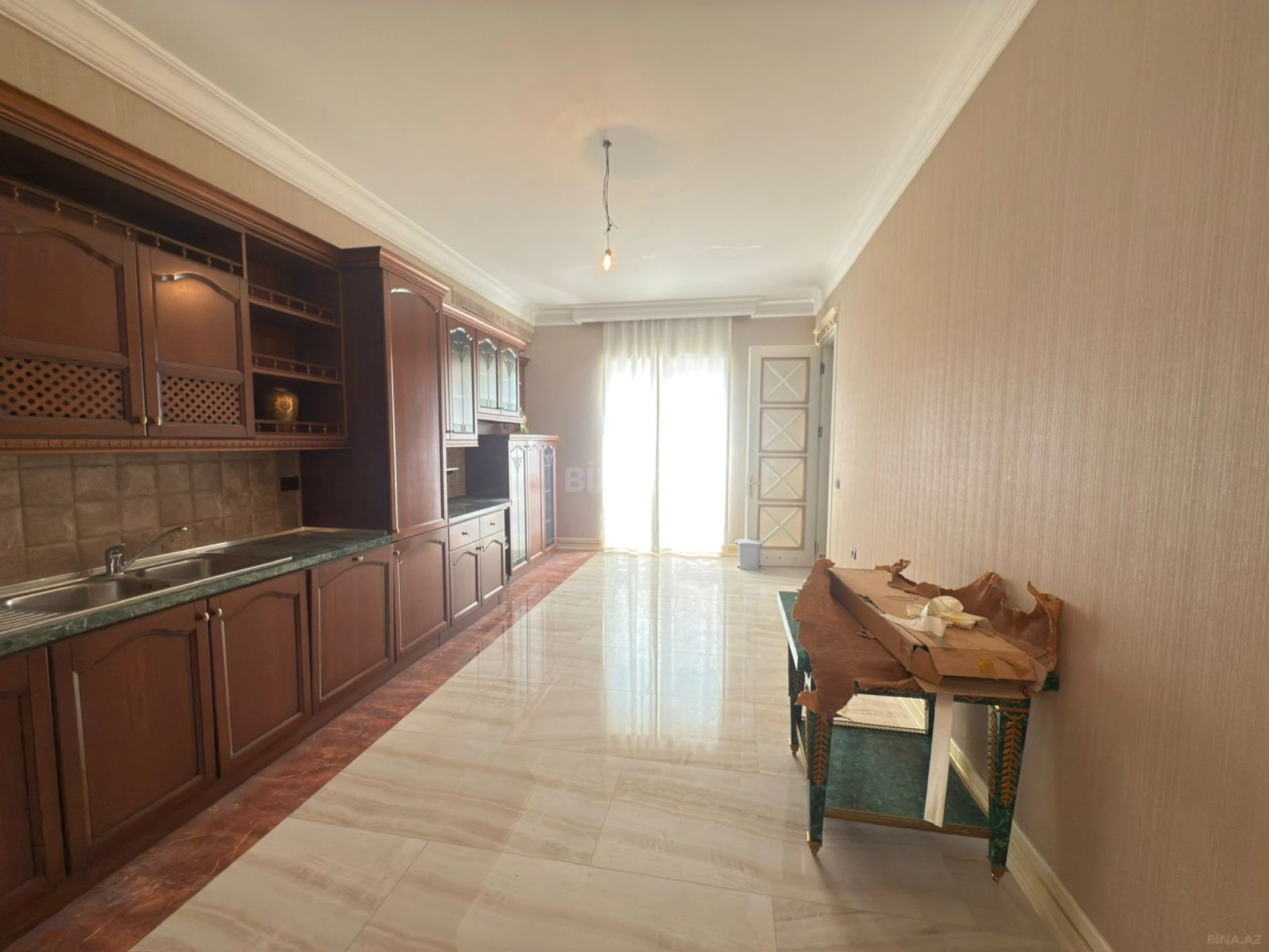 Satılır 4 otaqlı mənzil 250 m²