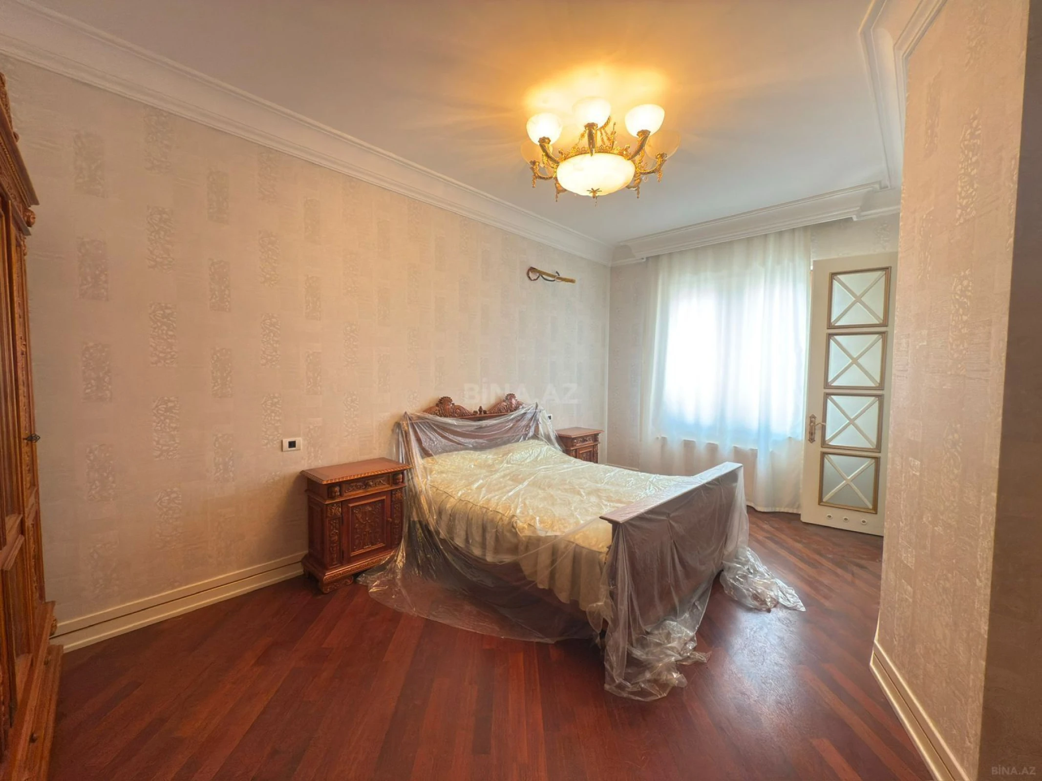 Satılır 4 otaqlı mənzil 250 m²