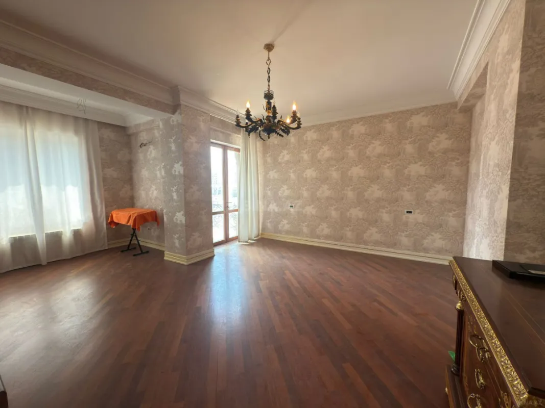 Satılır 4 otaqlı mənzil 250 m²