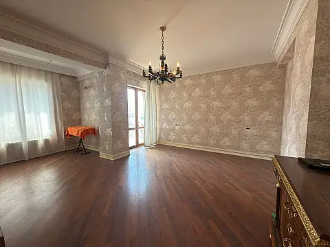 Satılır 4 otaqlı mənzil 250 m²
