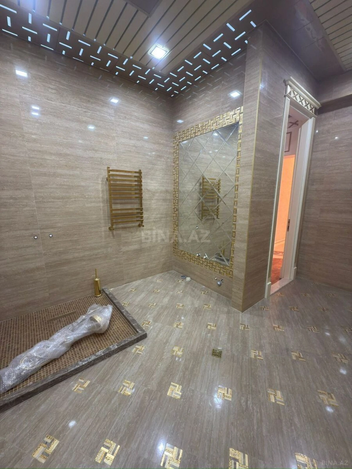 Satılır 4 otaqlı mənzil 250 m²