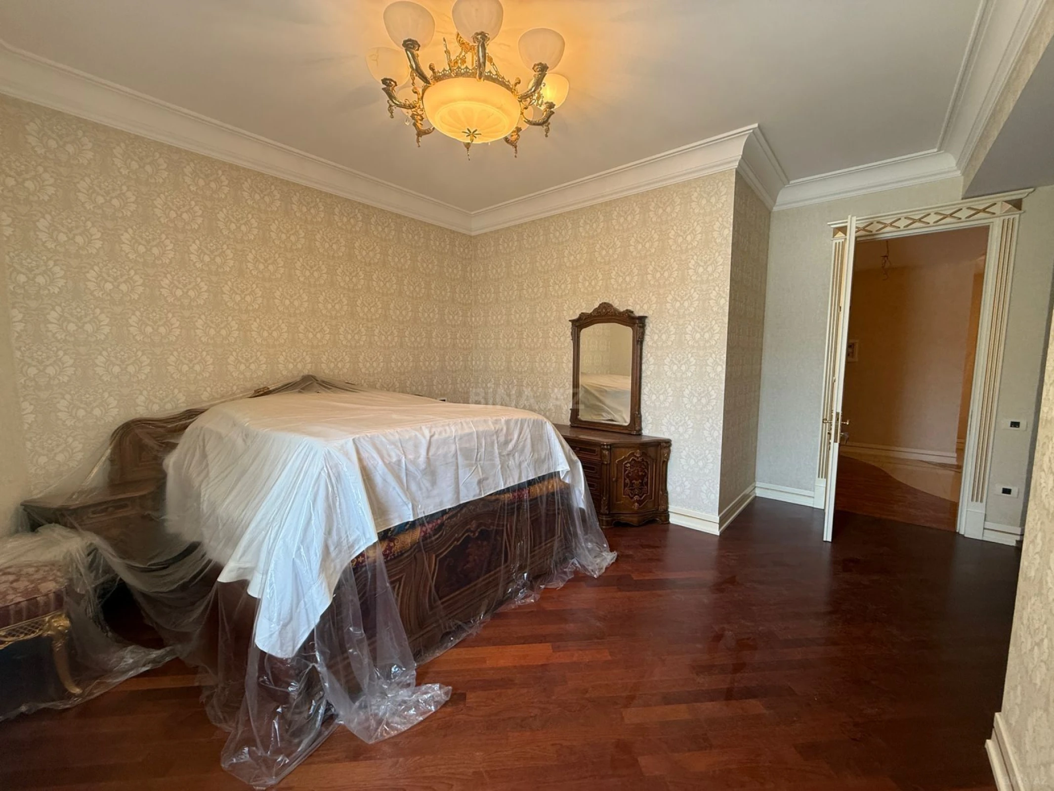 Satılır 4 otaqlı mənzil 250 m²