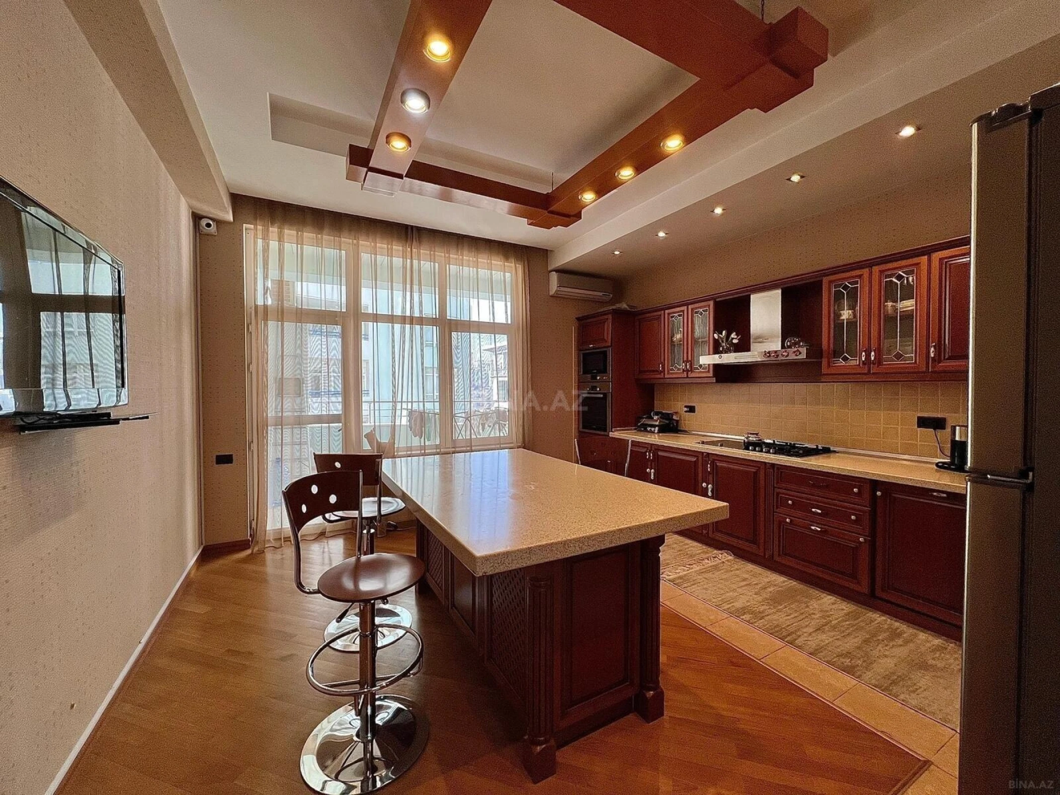 Satılır 4 otaqlı mənzil 205 m²