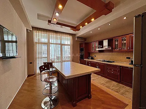 Satılır 4 otaqlı mənzil 205 m²