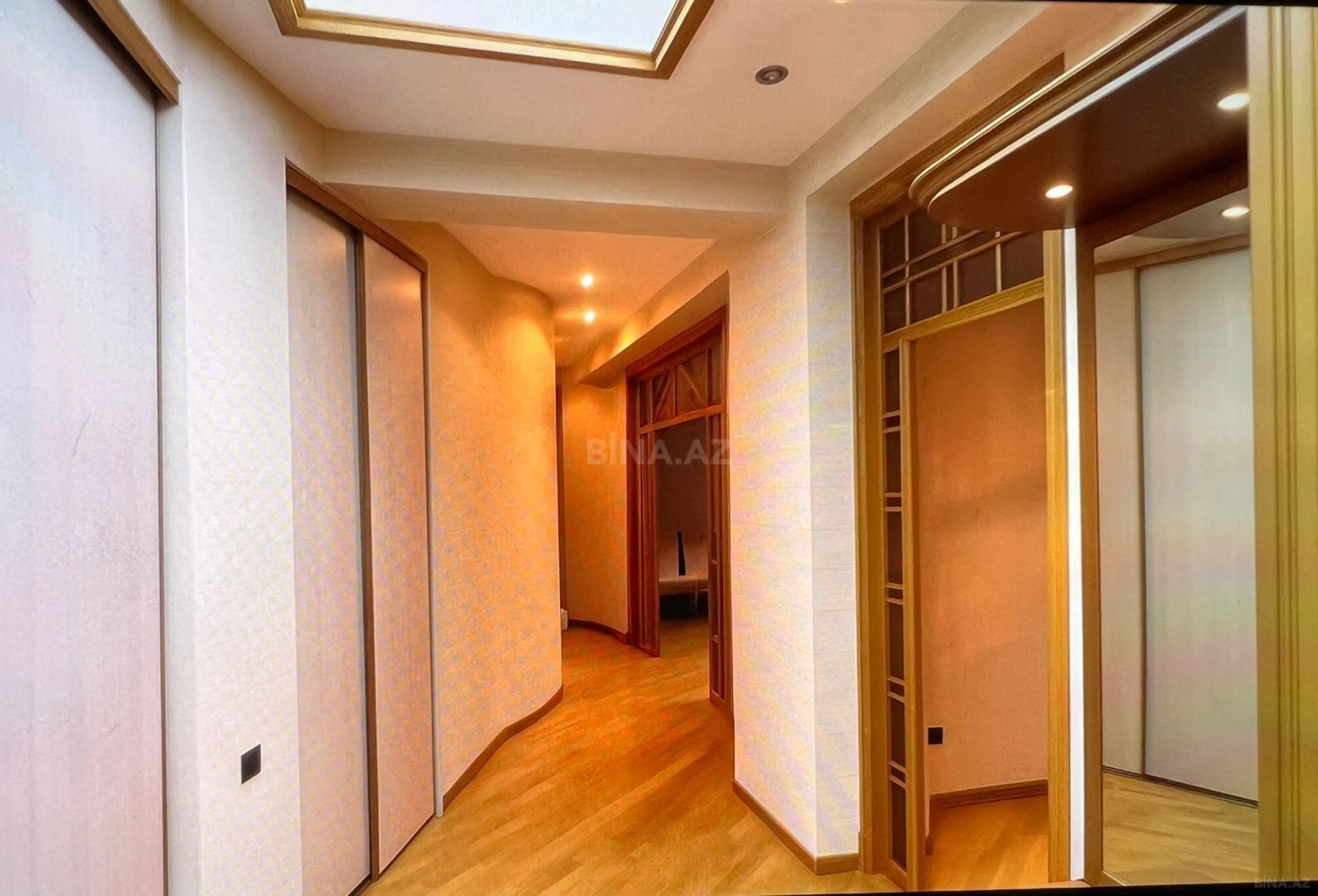 Satılır 4 otaqlı mənzil 205 m²