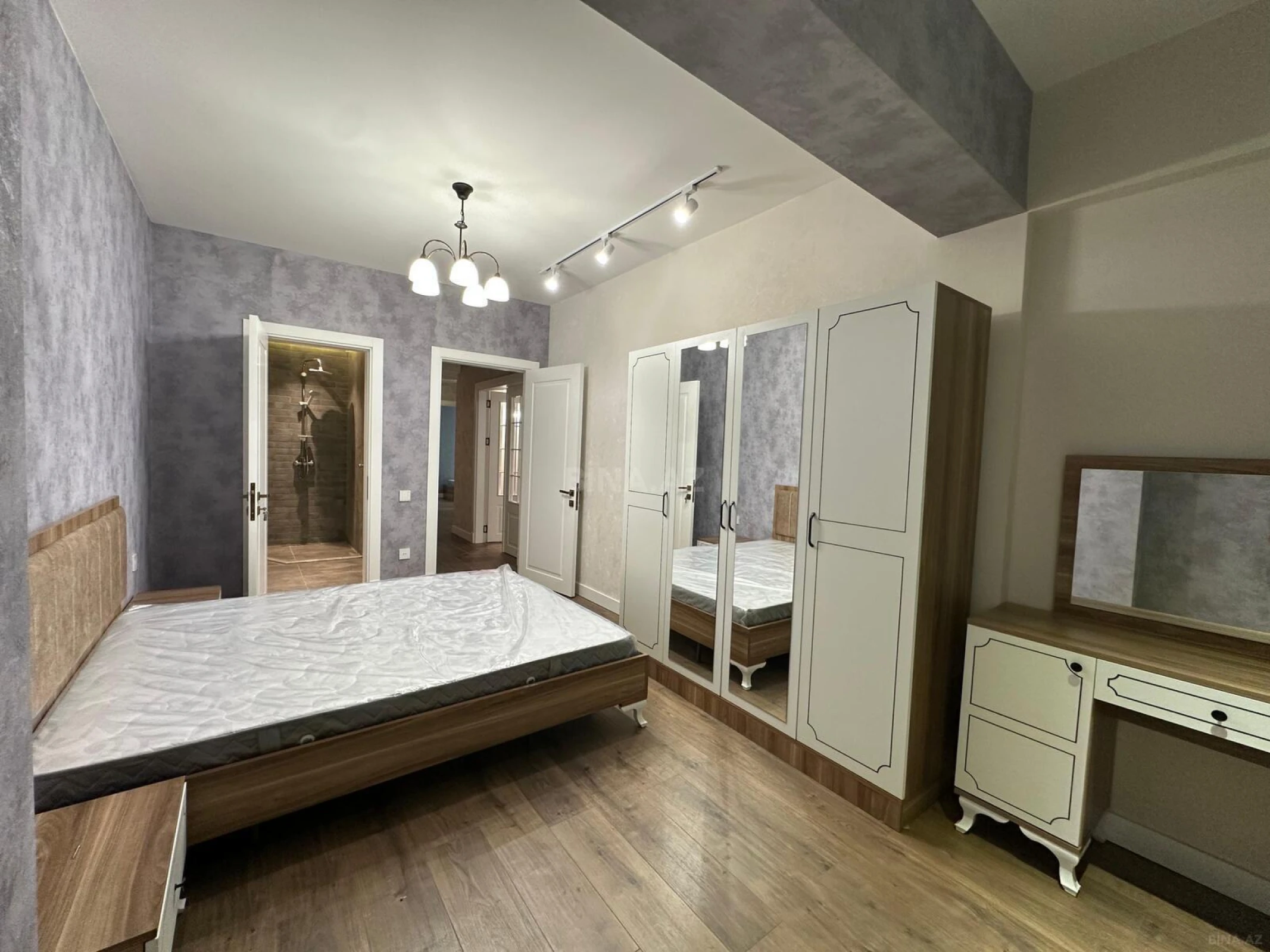 Satılır 3 otaqlı mənzil 137 m²