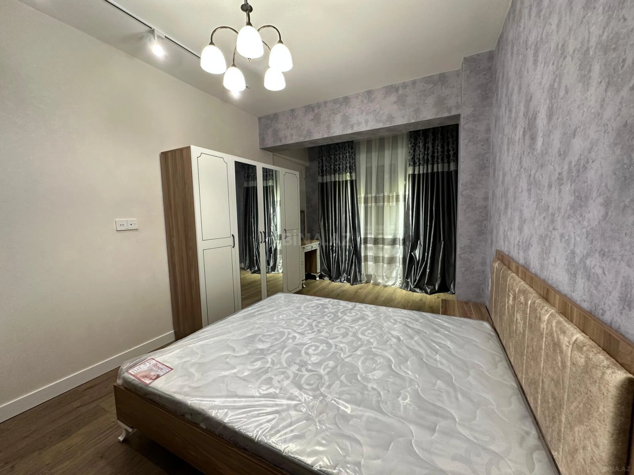 Satılır 3 otaqlı mənzil 137 m²