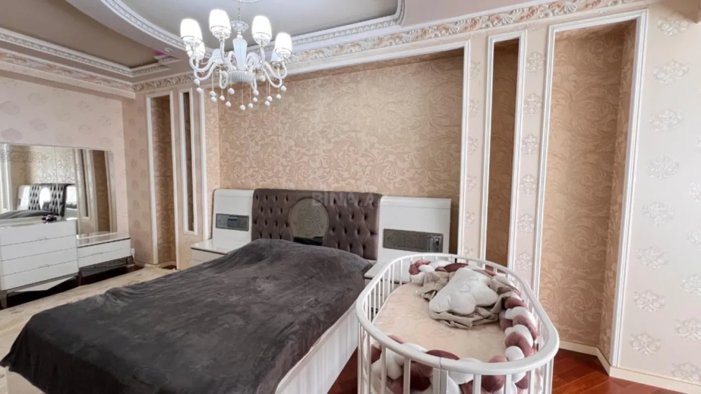 Satılır 4 otaqlı mənzil 168 m²