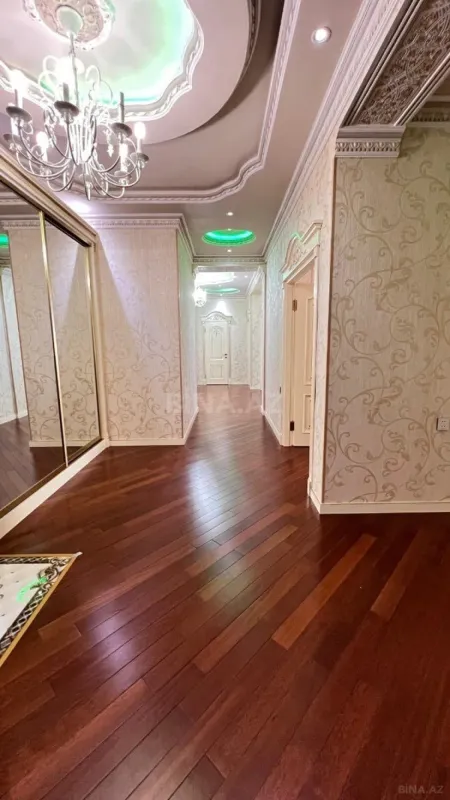 Satılır 4 otaqlı mənzil 168 m²