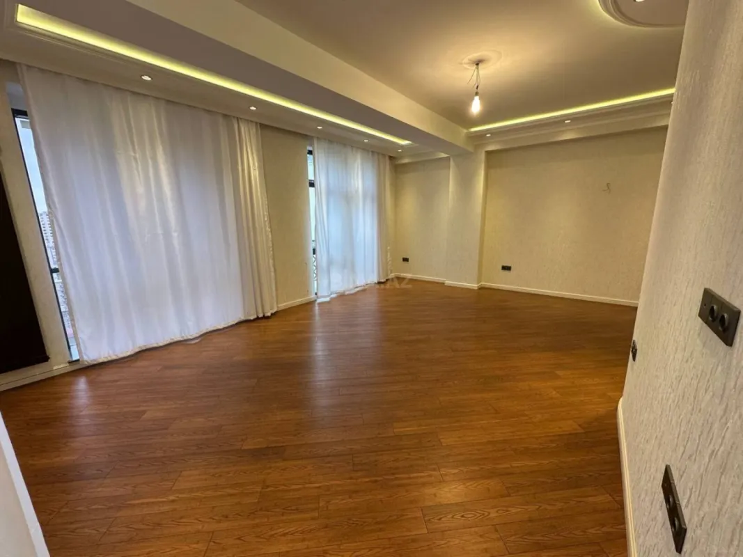 Satılır 3 otaqlı mənzil 140 m²