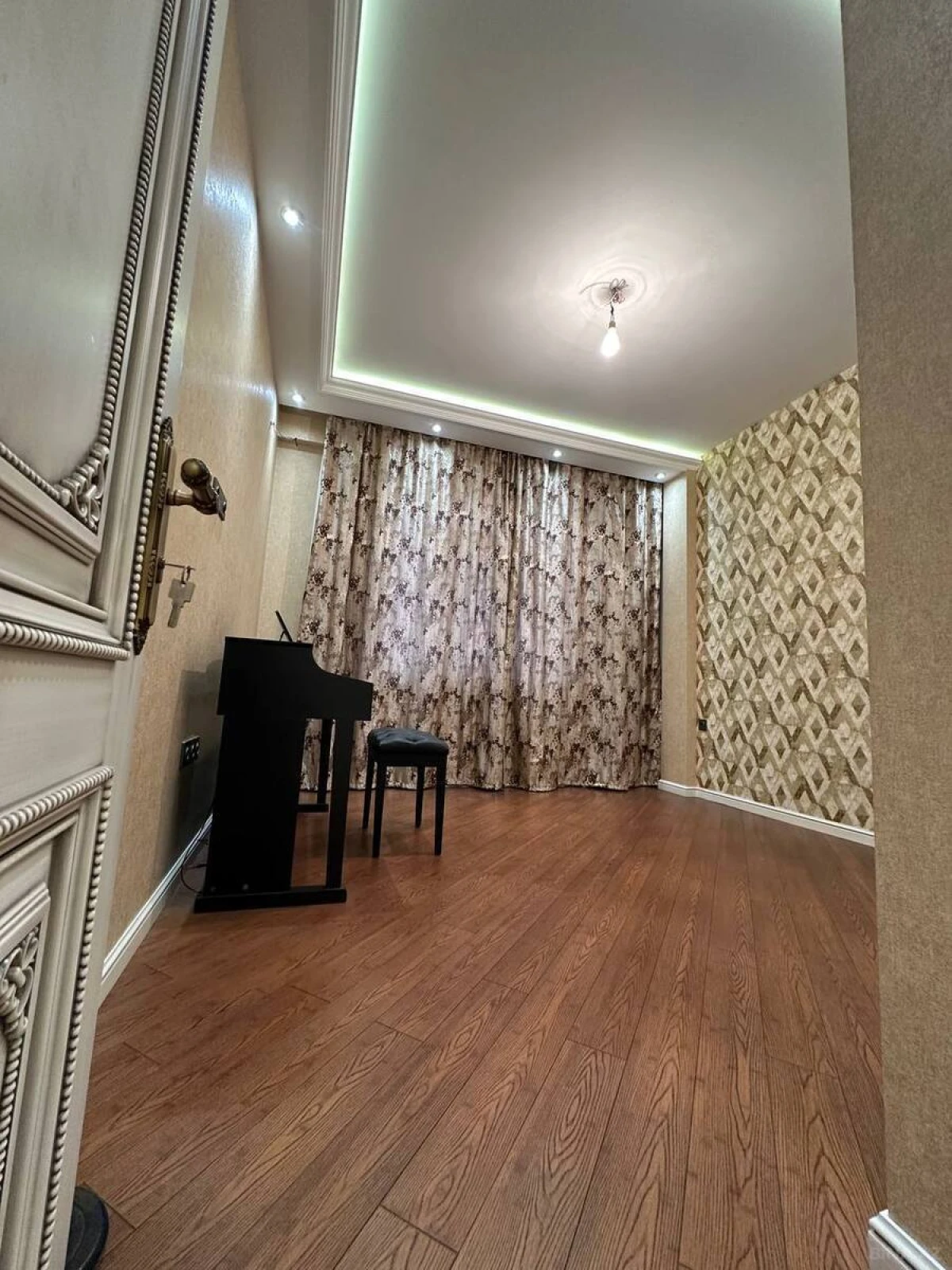 Satılır 3 otaqlı mənzil 140 m²