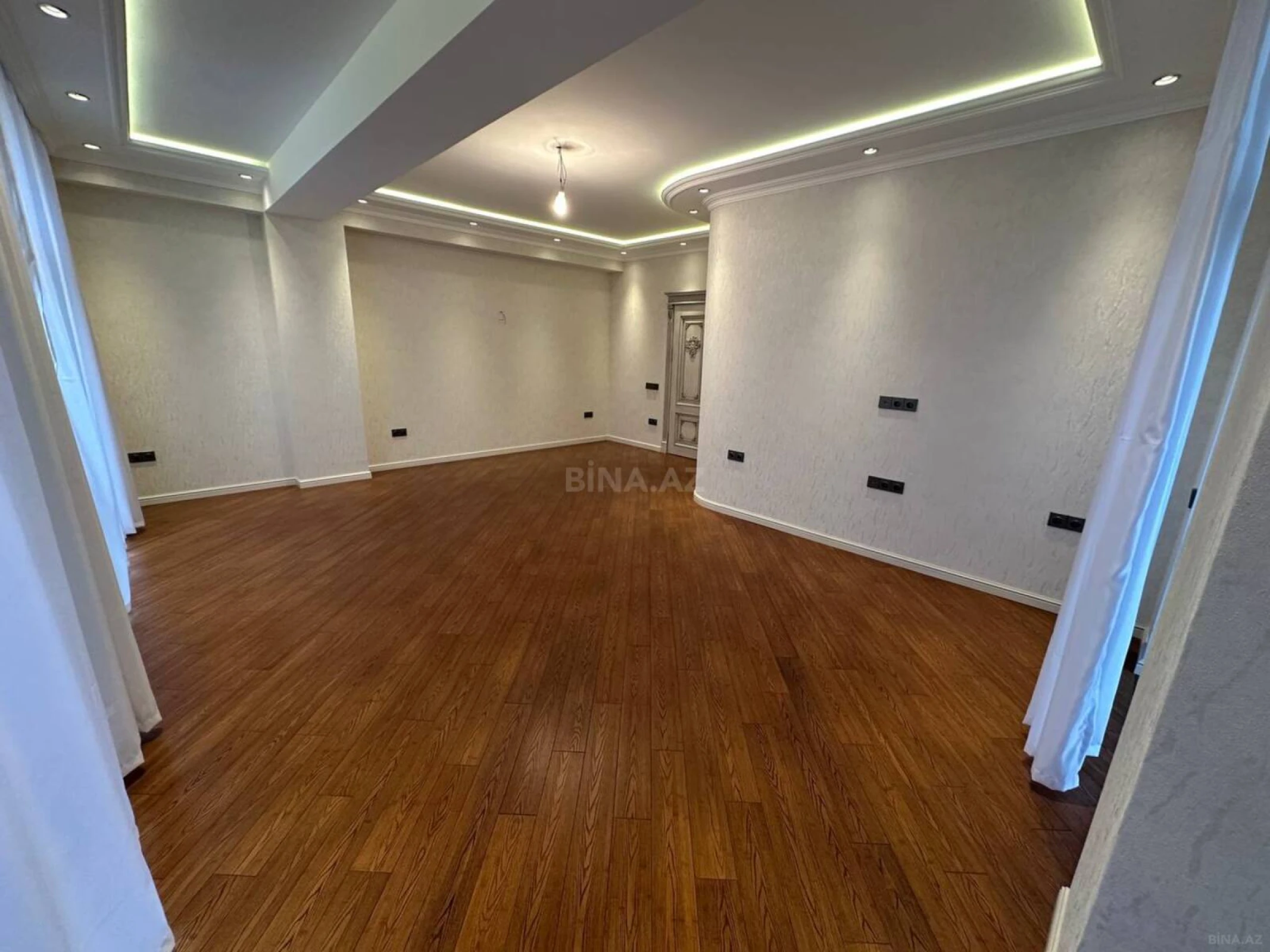 Satılır 3 otaqlı mənzil 140 m²