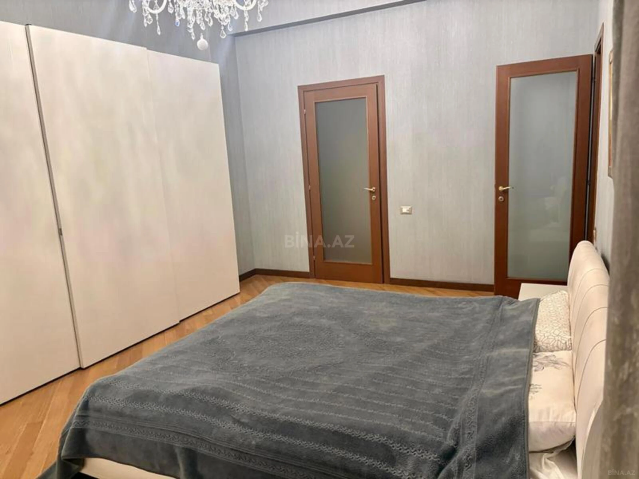 Satılır 5 otaqlı mənzil 390 m²