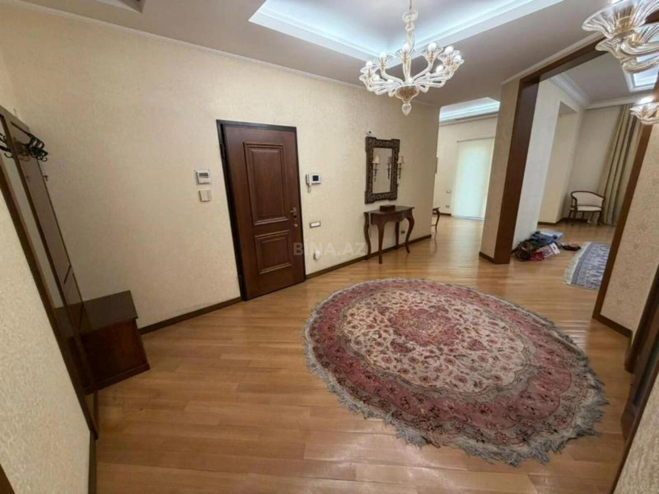 Satılır 5 otaqlı mənzil 390 m²