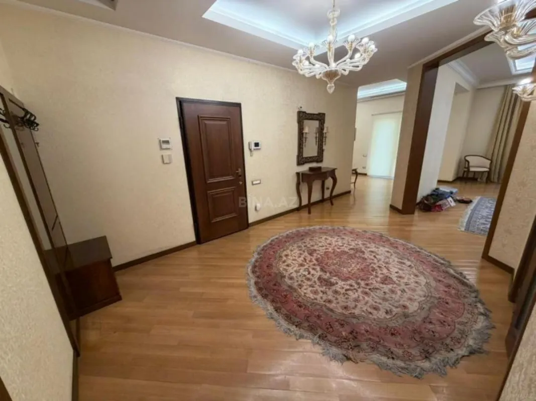 Satılır 5 otaqlı mənzil 390 m²