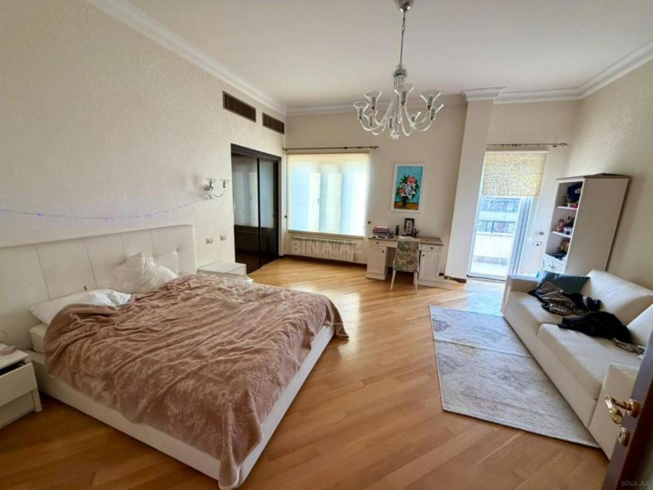 Satılır 5 otaqlı mənzil 390 m²