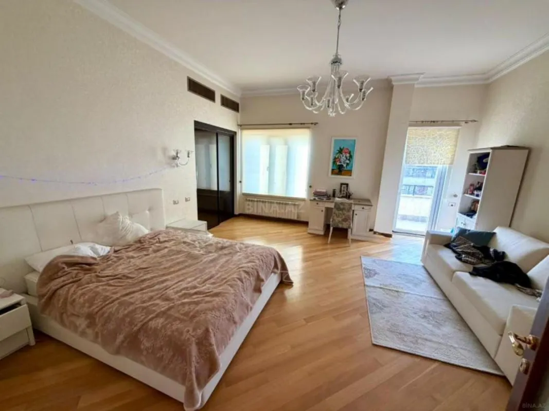 Satılır 5 otaqlı mənzil 390 m²
