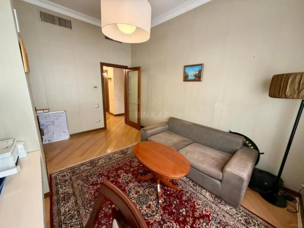 Satılır 5 otaqlı mənzil 390 m²
