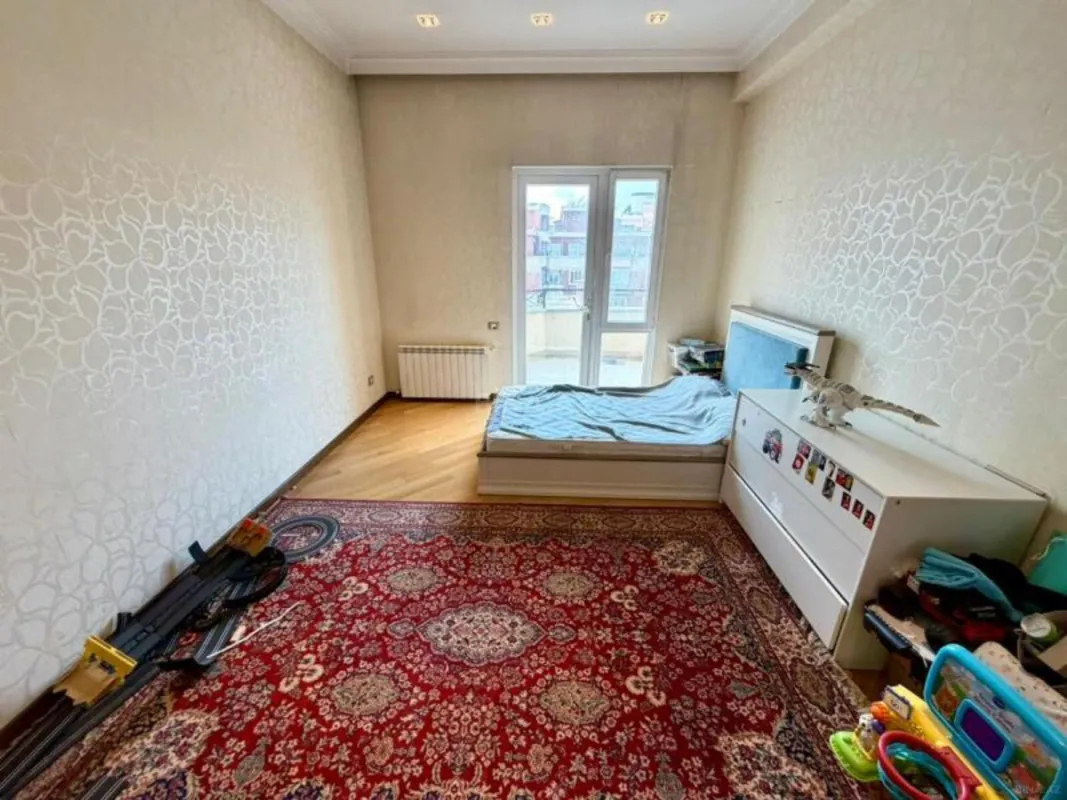 Satılır 5 otaqlı mənzil 390 m²